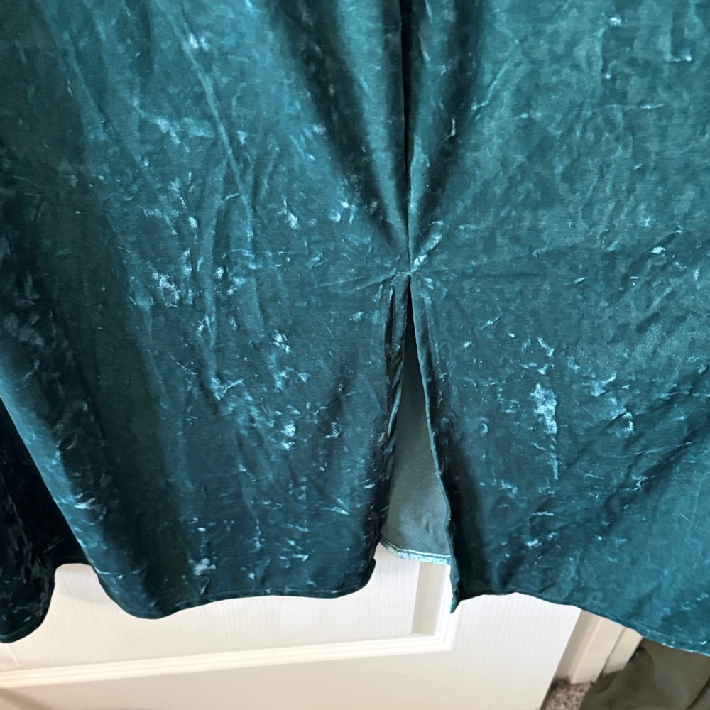 Ava & Viv Emerald Velvet Long Sleeve Dress - Picture 6 of 7